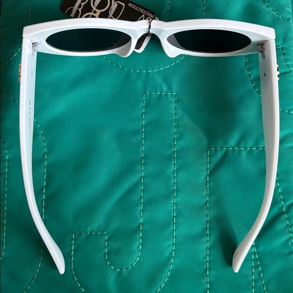 Brand New Shiny White Round Cat Eye Retro Sunglasses Gold Tone Flower Accent main image 5